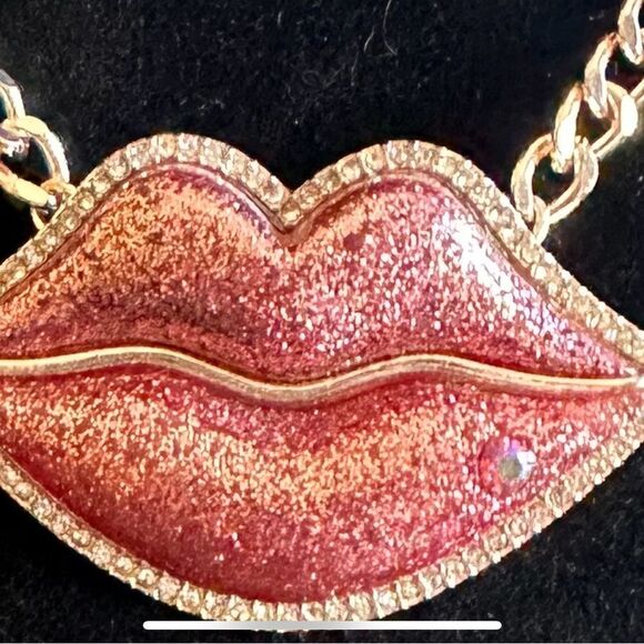 🔥🔥🔥 Betsey Johnson pierced lips necklace with rhinestones Gold Chain. - Picture 2 of 9
